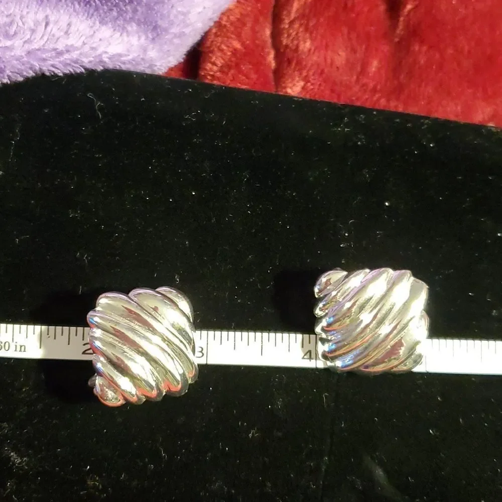 Vintage 1980's Silver Ribbed Dome Clip-On Earrings Tiffany Style‎